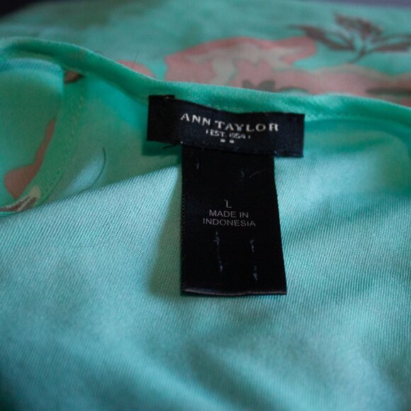 Ann Taylor Large Sleeveless Blouse - Picture 5 of 5